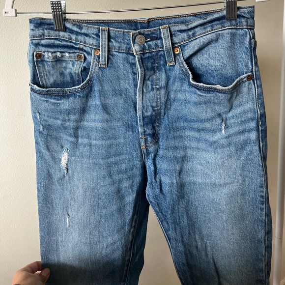 Aritzia Levi Slim Leg Light Wash Distressed Jeans No Flaws - Picture 4 of 6